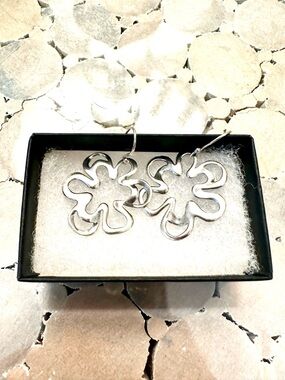 Silpada Sterling Silver 925 Cut Out Flower earrings